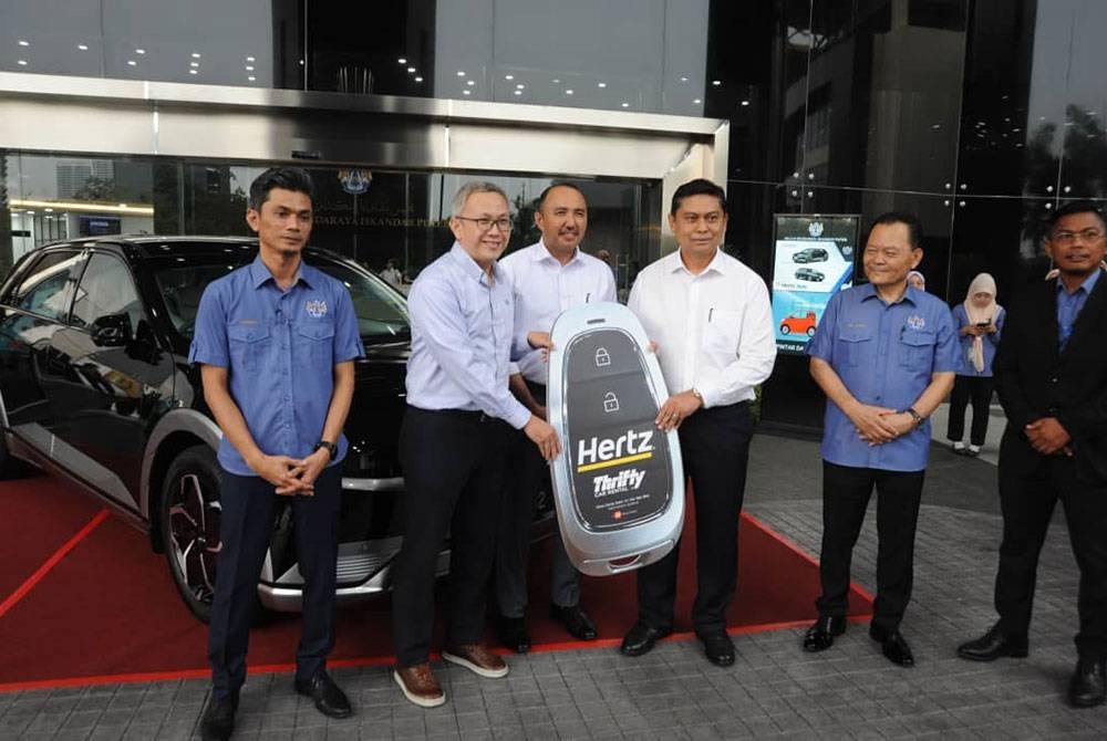 Mohd Jafni (tiga dari kiri) menyaksikan majlis penyerahan EV kepada MBIP.