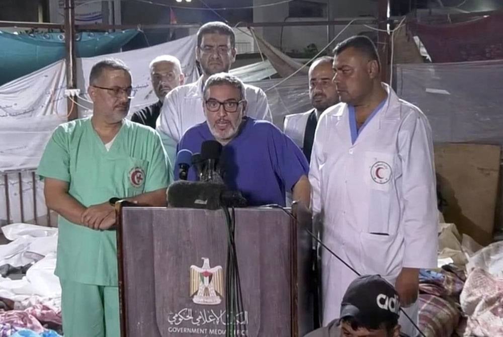 Dr Ghassan (tengah) menjelaskan Hospital Al-Ahli yang hampir lumpuh dan menempatkan pesakit serta rakyat Palestin dibedil roket Israel pada Selasa. - Agensi