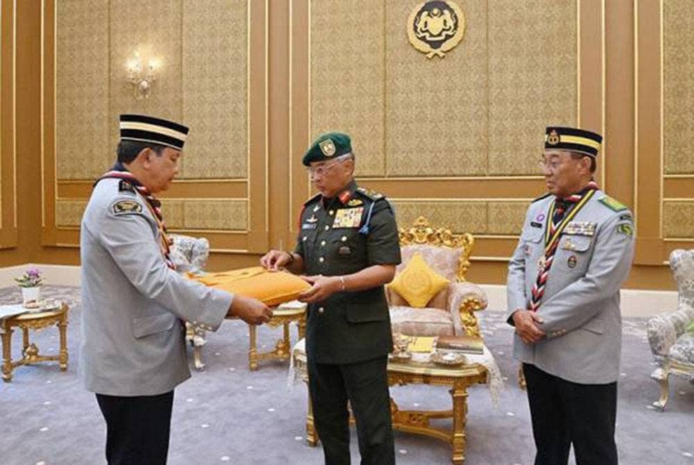 Yang di-Pertuan Agong (tengah) berkenan dimasyhurkan sebagai Penaung Utama Persekutuan Pengakap Negara. - Foto Facebook Istana Negara