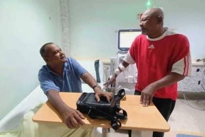 Md Esa bersama rakannya Ku Zakri Ku Jusoh, 61 berbual selepas tamat rawatan dialisis di Pusat Haemodialisis Kedah Medical Centre di sini pada Selasa.