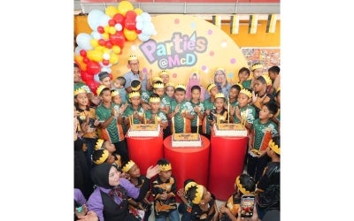 Azmir (kiri, belakang) meraikan keceriaan kanak-kanak Yayasan An-Nur Maisarah Chemor yang menyambut hari jadi mereka sempena program Bulan Komuniti McDonald’s.