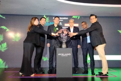 Heng Chong (tiga kiri) dan Sulaiman (tiga kanan) pada majlis sempena kerjasama pembiayaan hijau Ambank dan Avaland di Avaland Show Village di One City