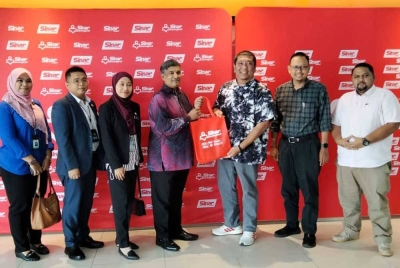 Sivabalan (tengah), Nik Justin (tiga dari kanan) dan Pengarang Berita Sinar Harian, Junhairi Alyasa (dua kari kanan) selepas sesi pertemuan bersama JaPen, di Shah Alam pada Rabu.