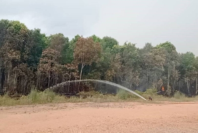 Anggota bomba melakukan operasi memadam kebakaran hutan di kawasan Bypass Sebana Cove-Punggai, Kota Tinggi, pada Rabu.