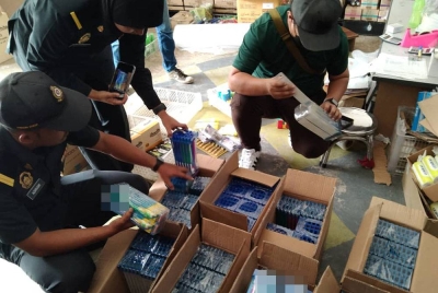 Pegawai KPDN memeriksa berus gigi tiruan dalam serbuan di sebuah rumah di Taman Nuri, Nibong Tebal pada Rabu.