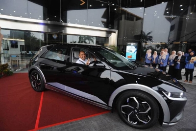 Mohd Jafni memandu uji kenderaan elektrik yang akan digunakan MBIP.