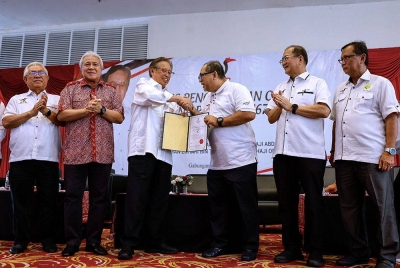 Abang Johari (tiga dari kiri) menyampaikan watikah pelantikan kepada calon GPS, Iskandar Turkee (tiga dari kanan) pada Majlis Pengumuman Calon GPS sempena PRK bagi DUN N.67 Jepak pada Rabu. - Foto: Bernama