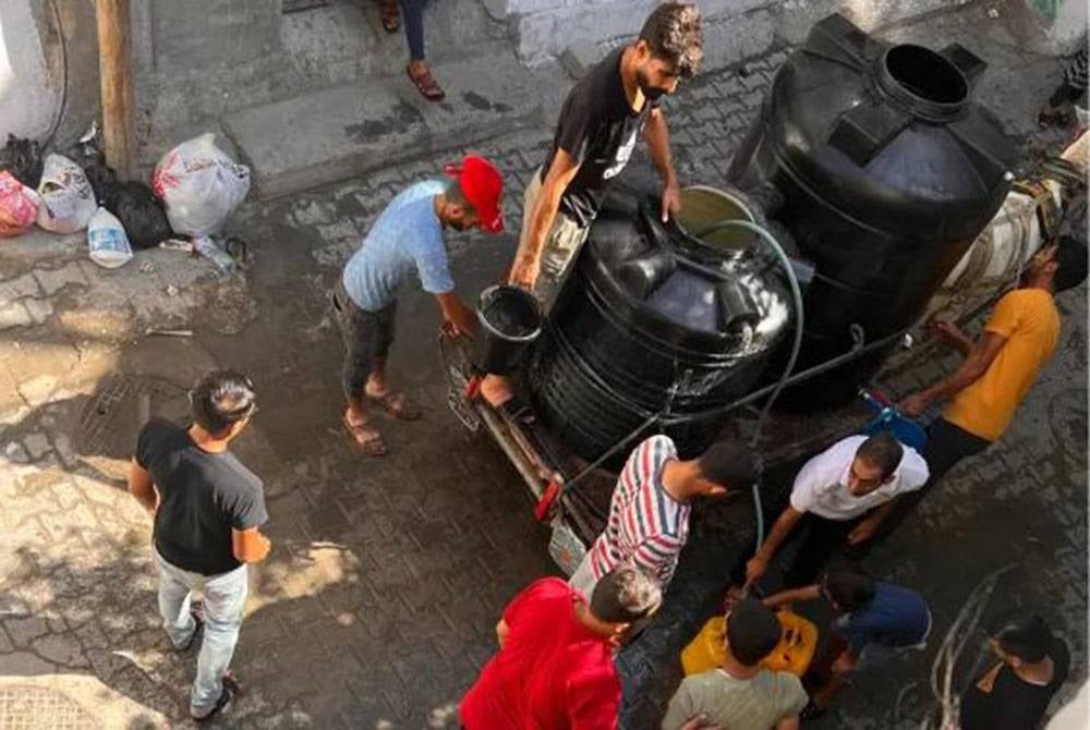Bapa kepada empat anak itu membawa dua tangki besar pada setiap hari.
