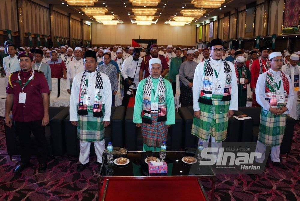 Tuan Ibrahim (tengah) merasmikan Muktamar Dewan Pemuda Pas ke -64 di Pusat Konvensyen Ideal (IDCC) Shah Alam di sini pada Rabu. - Foto Sinar Harian MOHD HALIM ABDUL WAHID