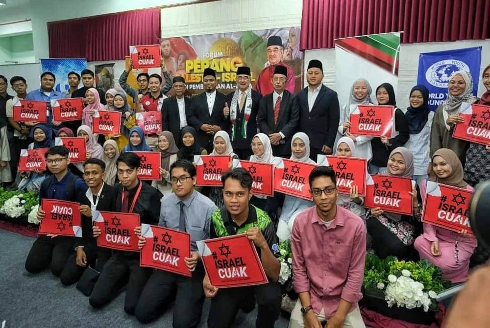 Mohd Ridhwan dan Mohd Ali (tengah) bersama sebahagian peserta yang menyertai Forum Perang Palestin-Israel dan Pembebasan Masjid al-Aqsa di Bangunan Yayasan Belia Dunia, Ayer Keroh pada petang Rabu.
