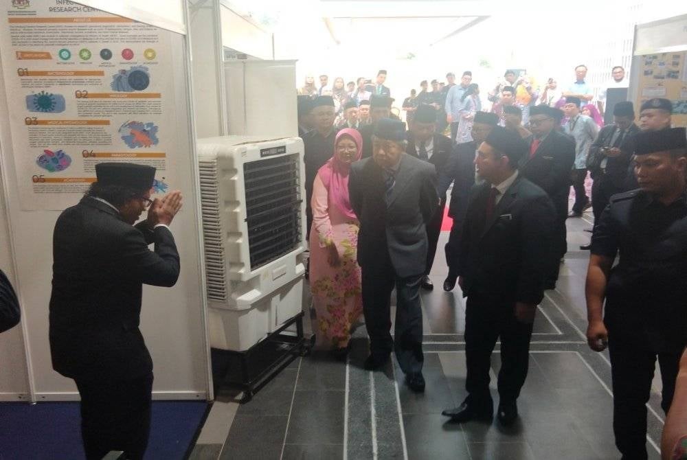 Sultan Sharafuddin (tiga dari kanan) berkenan melawat reurai di tapak pameran.