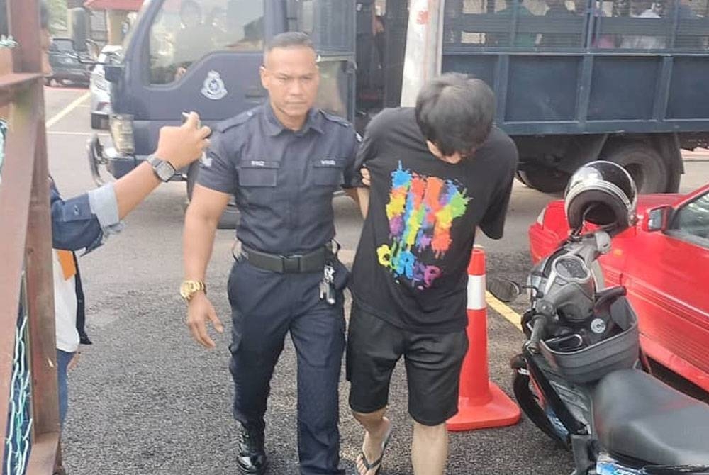 Tertuduh dibawa ke Mahkamah Majistret Kluang atas dua pertuduhan memiliki dan mengedar dadah pada Khamis.