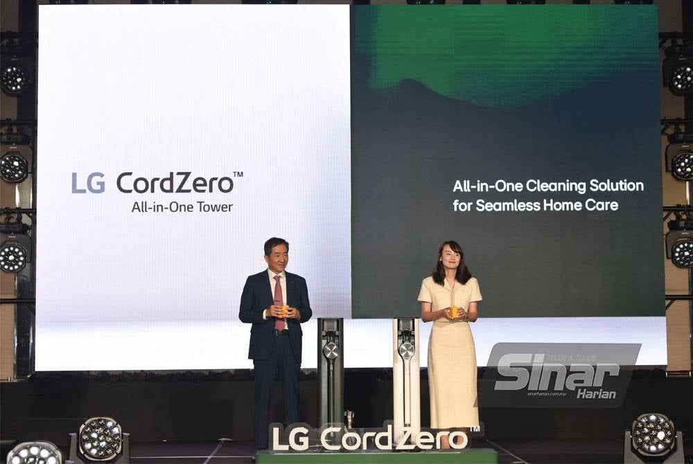 Justin (kiri) dan Kim (kanan) bersama LG CordZero pada Majlis Pelancaran LG All- in-One Tower di Kuala Lumpur pada Khamis. - FOTO: SINAR HARIAN/MOHD RAFIQ REDZUAN HAMZAH