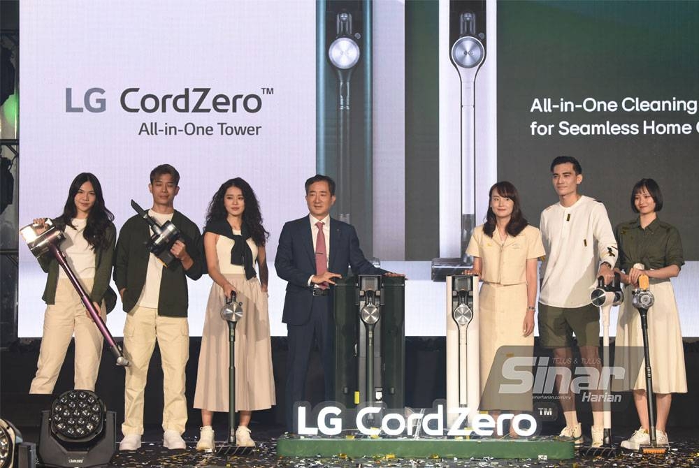 Justin (empat dari kiri) dan Kim (lima dari kiri) bersama model yang menggayakan LG CordZero pada Majlis Pelancaran LG All- in-One Tower di Kuala Lumpur pada Khamis. - FOTO: SINAR HARIAN/MOHD RAFIQ REDZUAN HAMZAH