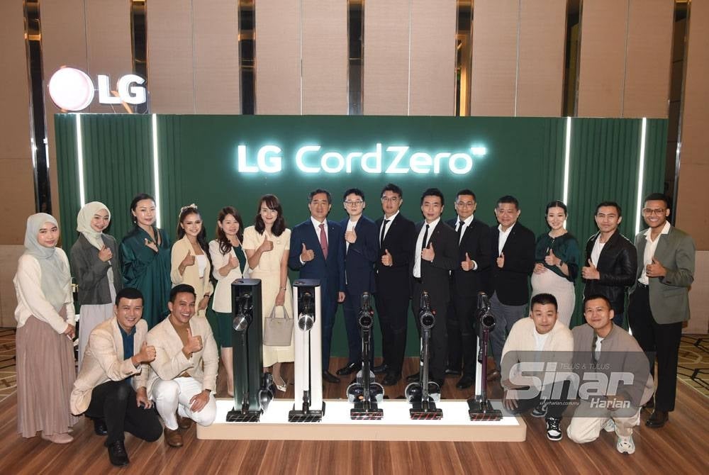 Justin (enam dari kiri) dan Kim (tujuh dari kiri) bersama selebriti dan pempengaruh yang hadir memberikan sokongan pada Majlis Pelancaran LG All- in-One Tower di Kuala Lumpur pada Khamis. - FOTO: SINAR HARIAN/MOHD RAFIQ REDZUAN HAMZAH