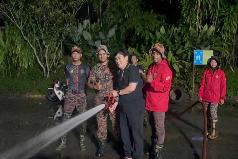 Rosly (tengah) bersama anggota Balai Bomba Sukareka Gombak dan MPAJ membersihkan Zoo Negara yang dilanda banjir kilat pada Rabu
