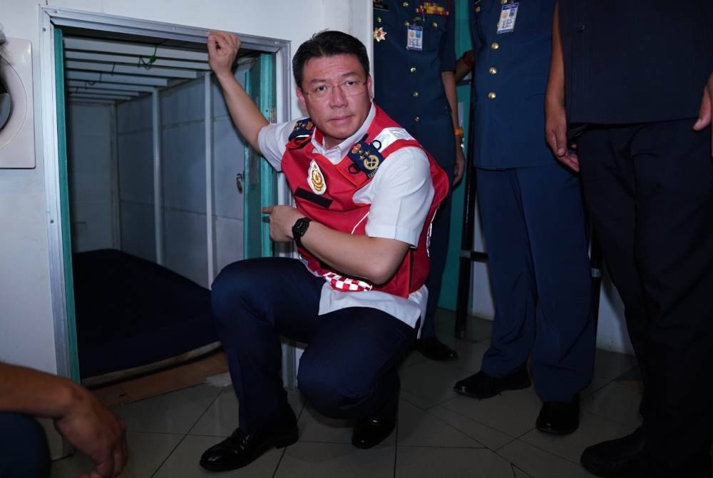 Kor Ming menunjukkan keadaan sebuah bilik yang sempit pada Operasi Khas Ke Atas Premis Menghapus Bahaya Kebakaran (MBK) di Taman Maluri pada Khamis. - FOTO: SINAR HARIAN / MOHD HALIM ABDUL WAHID