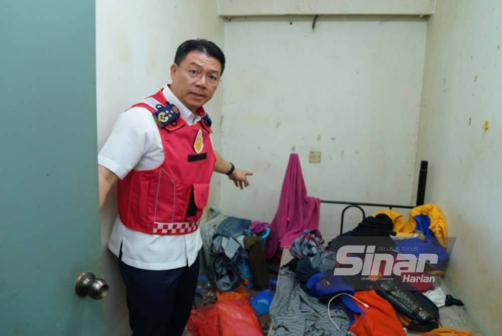 Nga Kor Ming menunjukkan keadaan sebuah bilik yang sempit pada Operasi Khas Ke Atas Premis Menghapus Bahaya Kebakaran (MBK) di Taman Maluri pada Khamis. Foto Sinar Harian / MOHD HALIM ABDUL WAHID