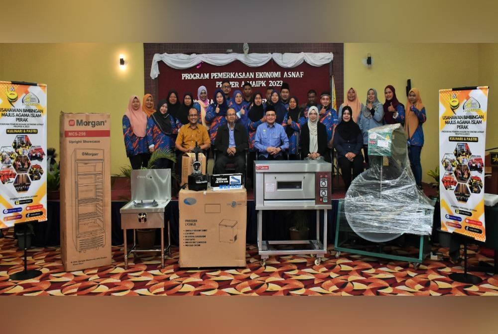 Peserta Kursus Kulinari dan Pastri di bawah program PROPER A menerima peralatan kulinari dan pastri daripada MAIPk. - Foto MAIPk