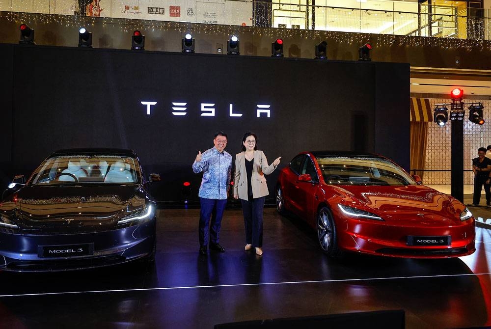 Menteri Pembangunan Kerajaan Tempatan Nga Kor Ming (kiri) dan Pengarah Wilayah Tesla Malaysia, Isabel Fan (kanan) pengenalan kenderaan elektrik terbaru ‘Model 3’ dan pembukaan ‘Tesla Experience Centre’ yang pertama di Malaysia, di Pavilion Damansara Heights, pada Khamis. - Foto Bernama