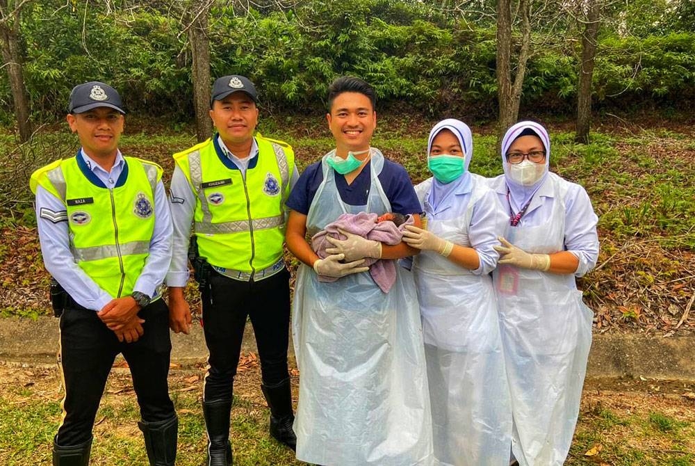 Dr Alpha (tengah) bersama bayi, jururawat dan anggota polis. - Foto @alepzaki