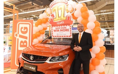 Pengarah Urusan AEON BiG, Sheikh Farouk Sheikh Mohamed bersama kenderaan SUV Proton X50 yang ditawarkan sempena kempen ‘Belanja Lebih, Menang Lebih’ AEON BiG. 