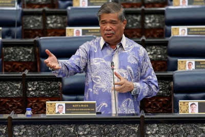 Mohamad ketika menjawab soalan pada sesi Pertanyaan-Pertanyaan Bagi Jawab Lisan di Dewan Rakyat hari ini. - Foto Bernama