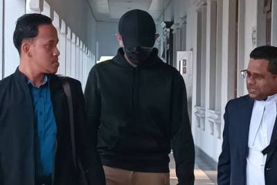 Muhammad Fauzi (tengah) didakwa menyerahkan dokumen palsu kepada PERKESO, di bawah Penjana Kerjaya 2.0, dua tahun lalu.