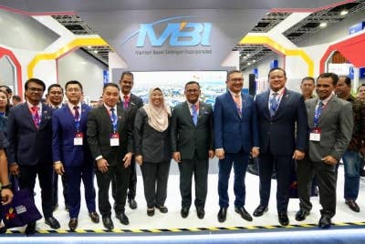 Amirudin (empat dari kanan) menyempurnakan majlis pembukaan SIBS 2023 bertempat di KLCC pada Khamis.