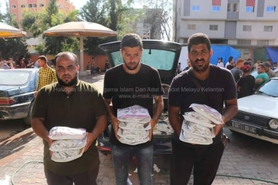  Sukarelawan iReach menunjukkan bantuan makanan yang selamat tiba di lokasi perlindungan pelarian di Gaza City.