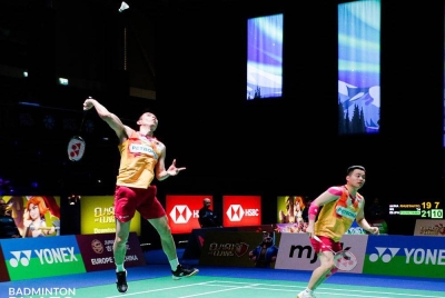 Aaron (kanan) dan Wooi Yik mara ke suku akhir Terbuka Denmark setelah menewaskan pasangan Indonesia dalam saingan pusingan kedua di Odense pada Khamis. - Foto Badminton Photo