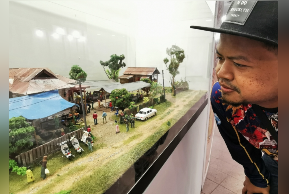 Mohd Ihsan melihat diorama yang dipamerkan di Dewan Mandalika, Kompleks Muzium Negeri Terengganu.