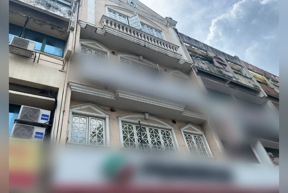 Banyak pemilik premis di bandar besar yang telah mengubah suai ruang untuk membina bilik sewa sempit kerana terdapat banyak permintaan.