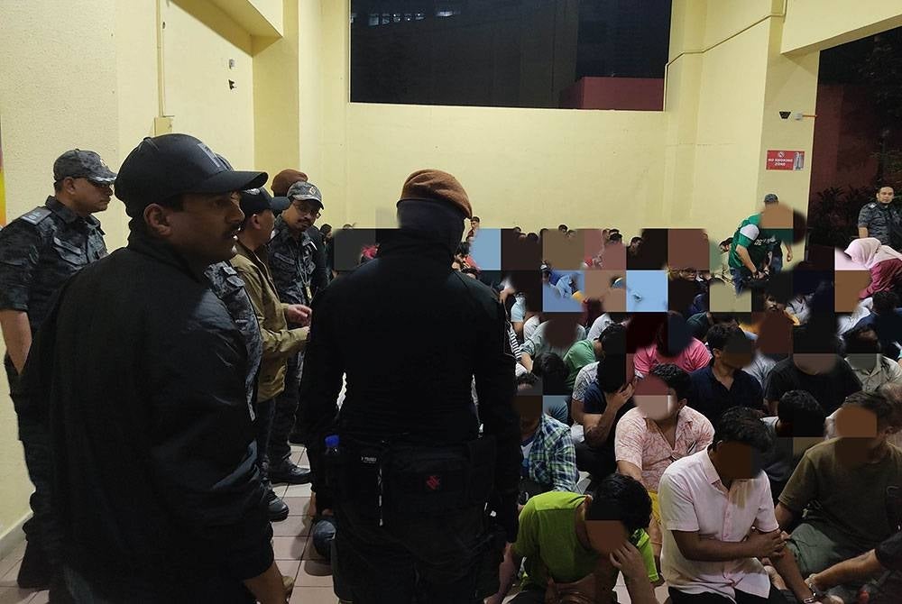 JIM menahan 136 PATI dalam serbuan di sebuah kondominium di Kuala Lumpur pada Jumaat.