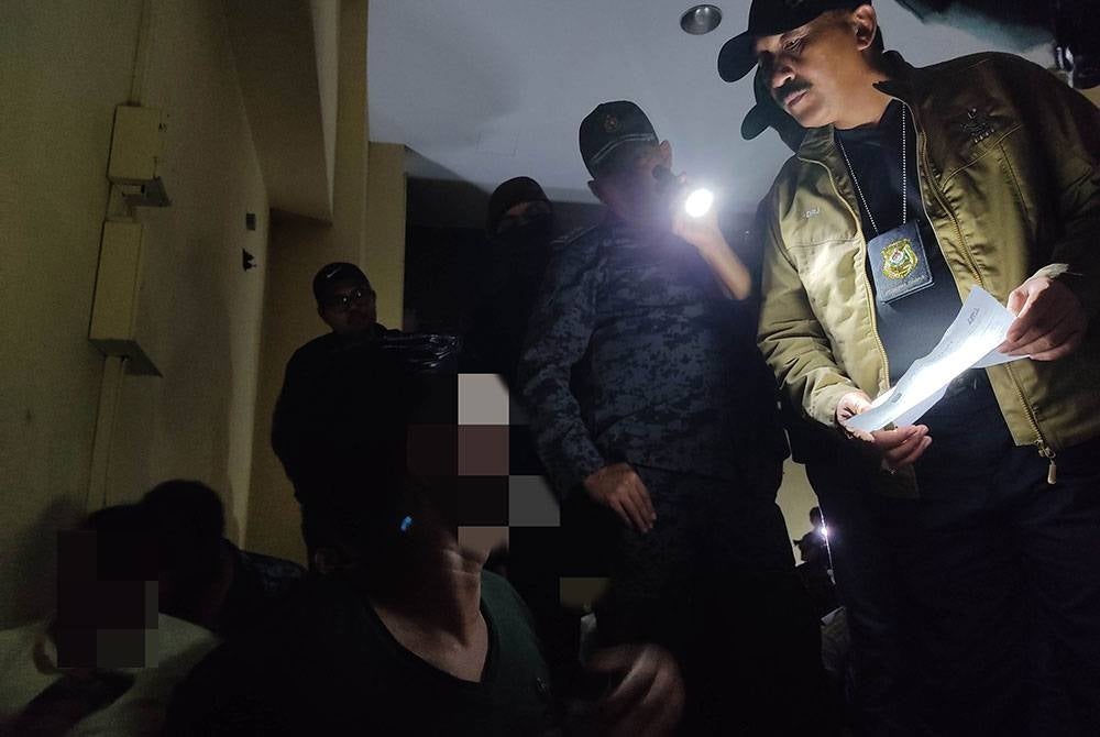 Ruslin menjalankan pemeriksaan ke atas warga asing yang ditahan semasa serbuan di sebuah kondominium di Kuala Lumpur pada Jumaat.