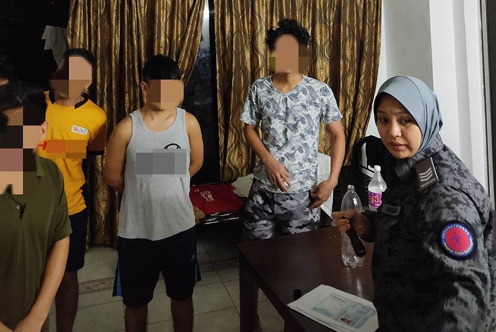 Antara warga asing yang diperiksa susulan pemeriksaan satu unit penthouse di sebuah kondominium di Kuala Lumpur pada Jumaat.