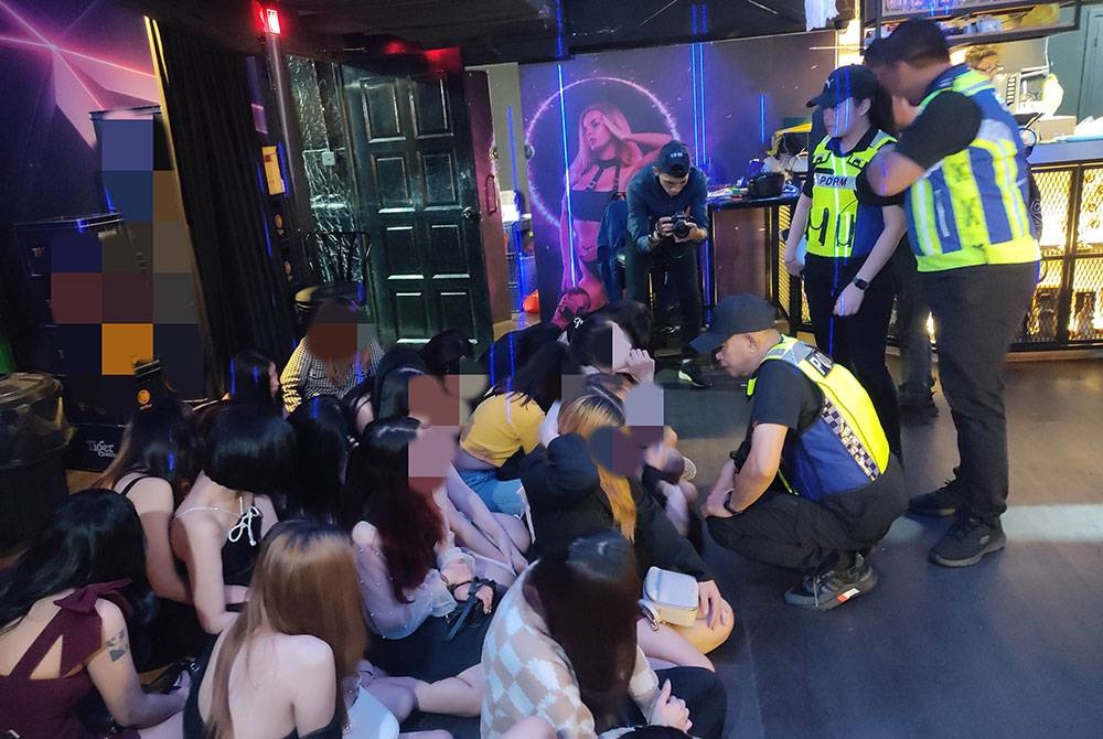 Pegawai D3 Atipsom Bukit Aman menjalankan pemeriksaan ke atas wanita warga asing yang ditahan di sebuah pusat hiburan di Kuala Lumpur pada Jumaat.