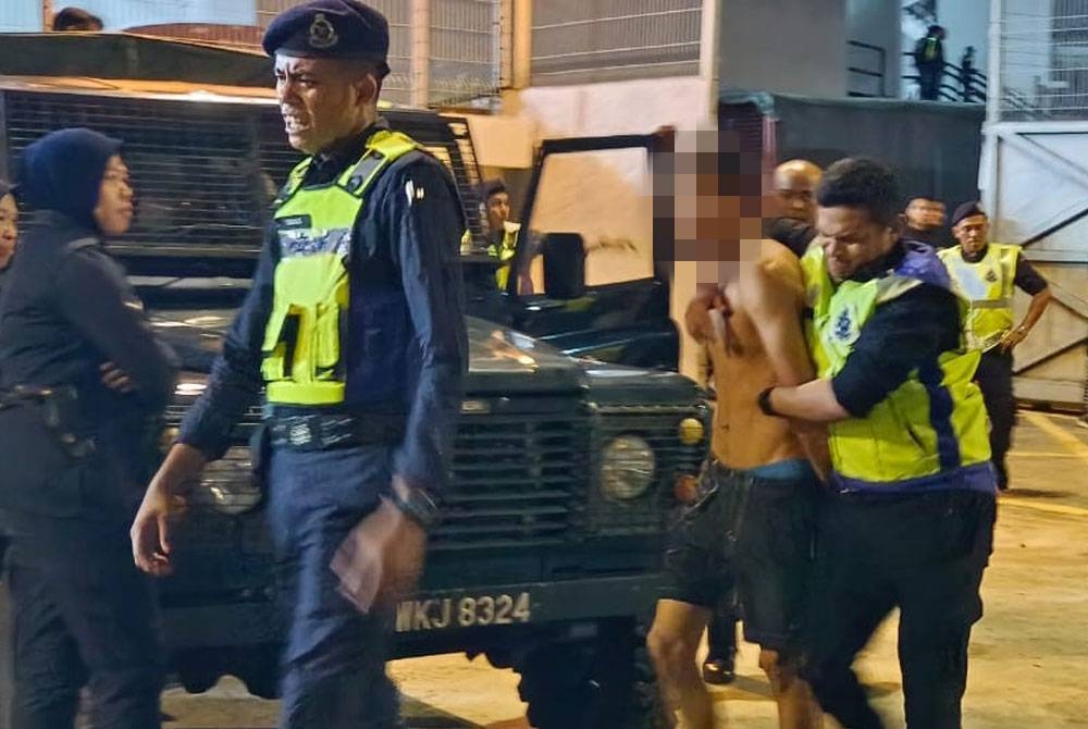 Polis membuat tangkapan ke atas dua penyokong dalam perlawanan separuh akhir pertama Piala Malaysia antara Perak FC dan Johor Darul Ta'zim (JDT) di Stadium Perak pada Khamis.