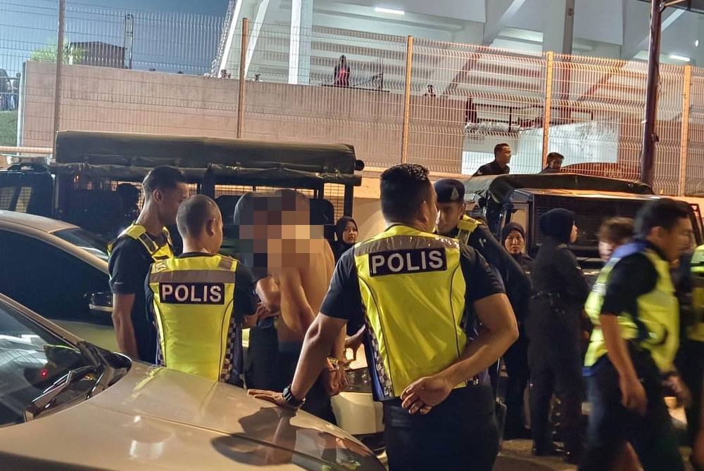 Dua lelaki telah ditahan dalam perlawanan separuh akhir pertama Piala Malaysia antara Perak FC dan Johor Darul Ta'zim (JDT) di Stadium Perak pada Khamis.