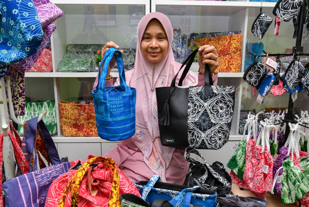 Rozana menunjukkan sebahagian beg dengan motif batik Kelantan. - Foto Bernama