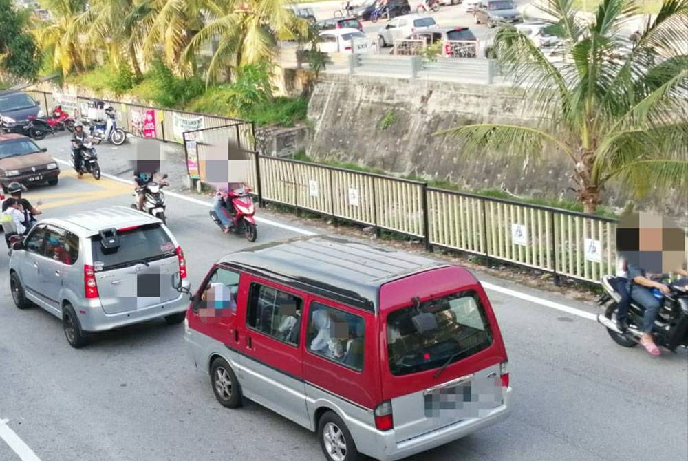 Antara kenderaan yang digunakan untuk mengambil pelajar.