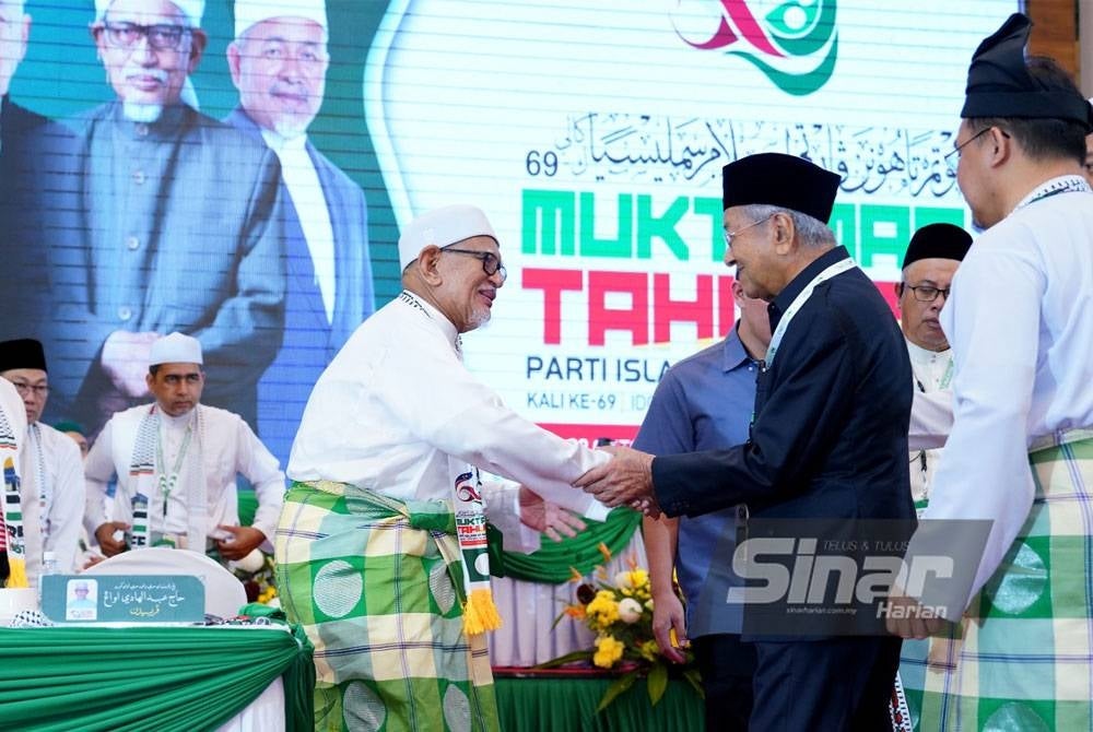 Abdul Hadi mengakui kehadiran Dr Mahathir membuktikan ahli-ahli Pas telah menerima negarawan itu sepenuhnya dan melupakan isu-isu yang lepas. - Foto Sinar Harian / MOHD HALIM ABDUL WAHID.