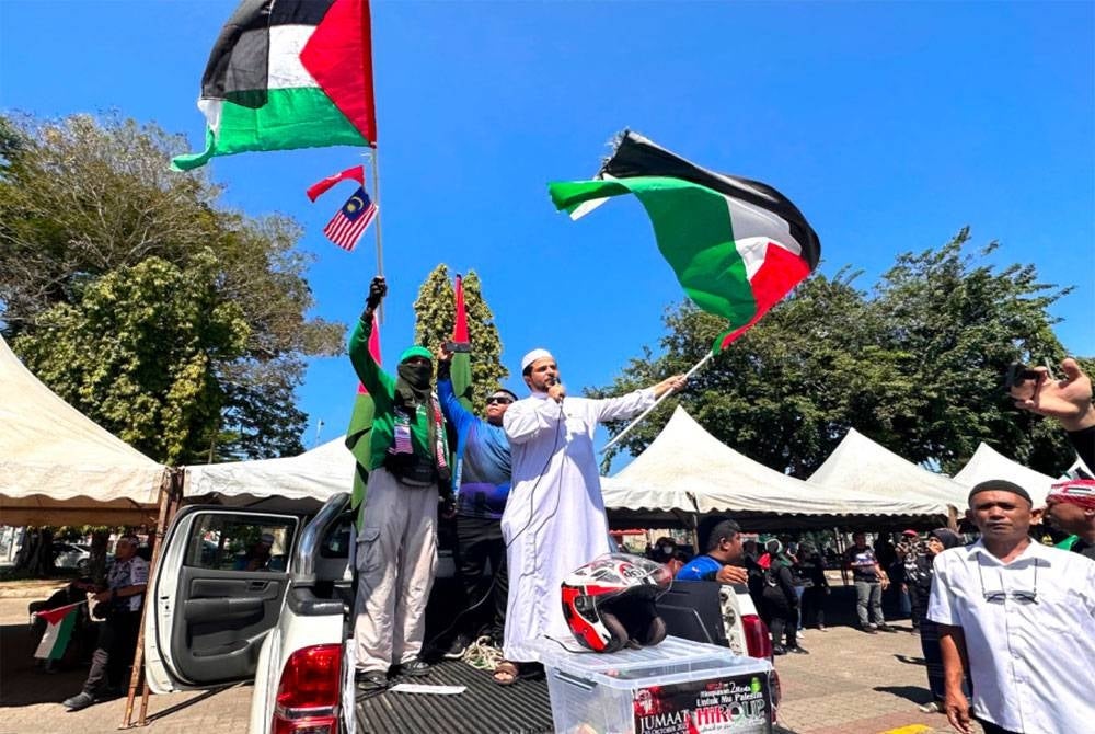 Laungan sokongan kepada Palestin dengan kibaran bendera negara itu.