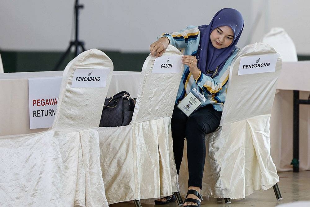 Petugas Suruhanjaya Pilihan Raya (SPR) melakukan persiapan akhir sempena proses penamaan calon esok bagi Pilihan Raya Kecil (PRK) Dewan Undangan Negeri (DUN) N.67 Jepak ketika tinjauan di Dewan Suarah Bintulu hari ini.