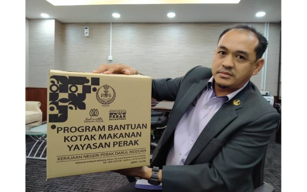 Mohamad Hidayat menunjukkan kotak bantuan makanan yang uruskan YP untuk diagihkan kepada golongan miskin tegar, B40 dan mereka yang memerlukan di seluruh kawasan DUN di Perak.
