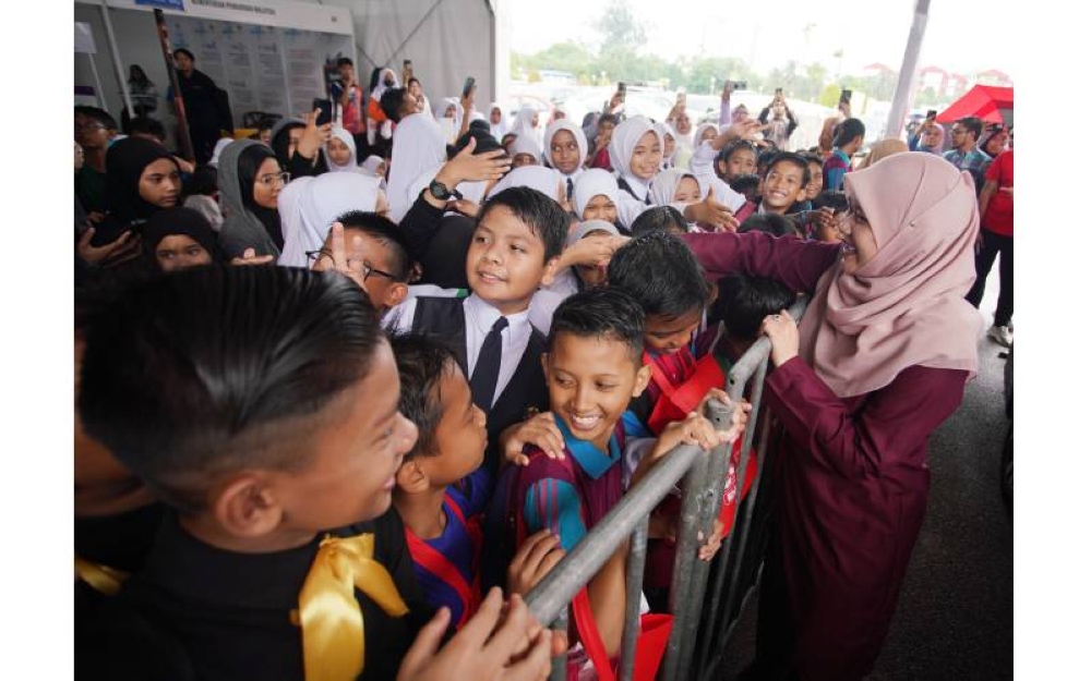 Menteri Pendidikan, Fadhlina Sidek menyantuni murid-murid di Karnival Pendidikan Sinar Bestari di Kompleks Media Karangkraf, Shah Alam.