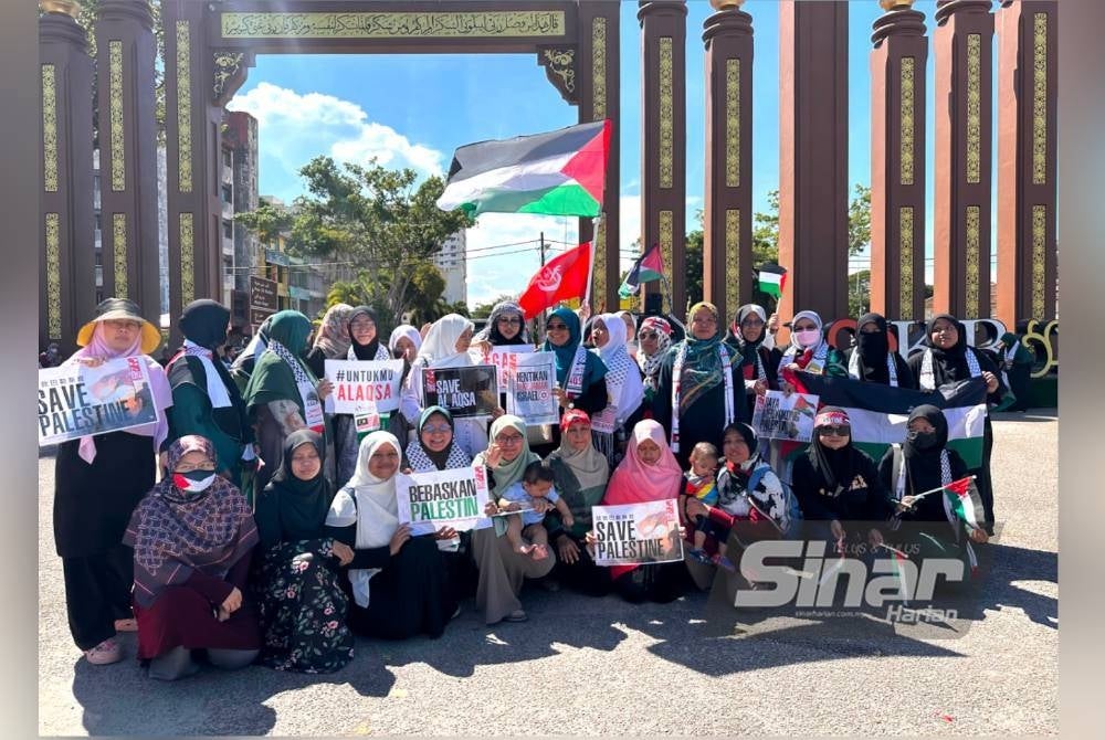 Para wanita yang turut hadir bagi memberi sokongan kepada Palestin.