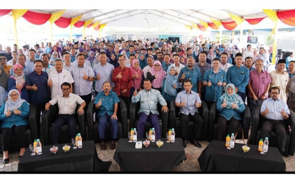 Nor Azmie (duduk, tengah) dan Mohd Uzir (duduk, tiga dari kiri) bergambar bersama sebahagian daripada tetamu yang hadir sempena sambutan HSN 2023.