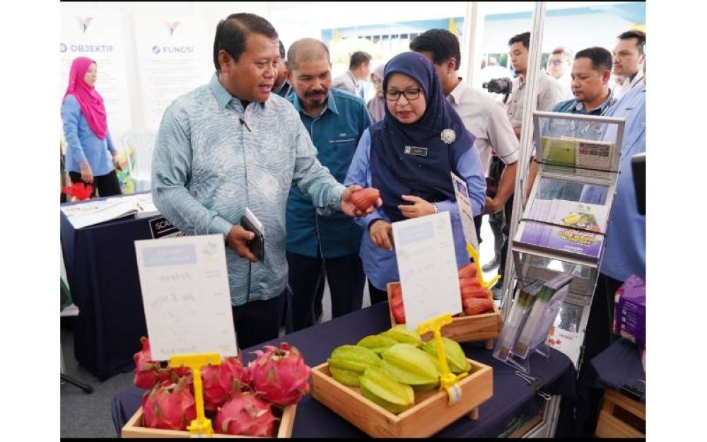 Nor Azmie (kiri) melawat salah satu gerai buah buahan tempatan pada HSN 2023 di Stadium Sungai Besar pada Jumaat.