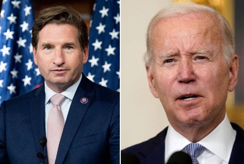 Dari kiri: Dean Phillips dan Joe Biden
